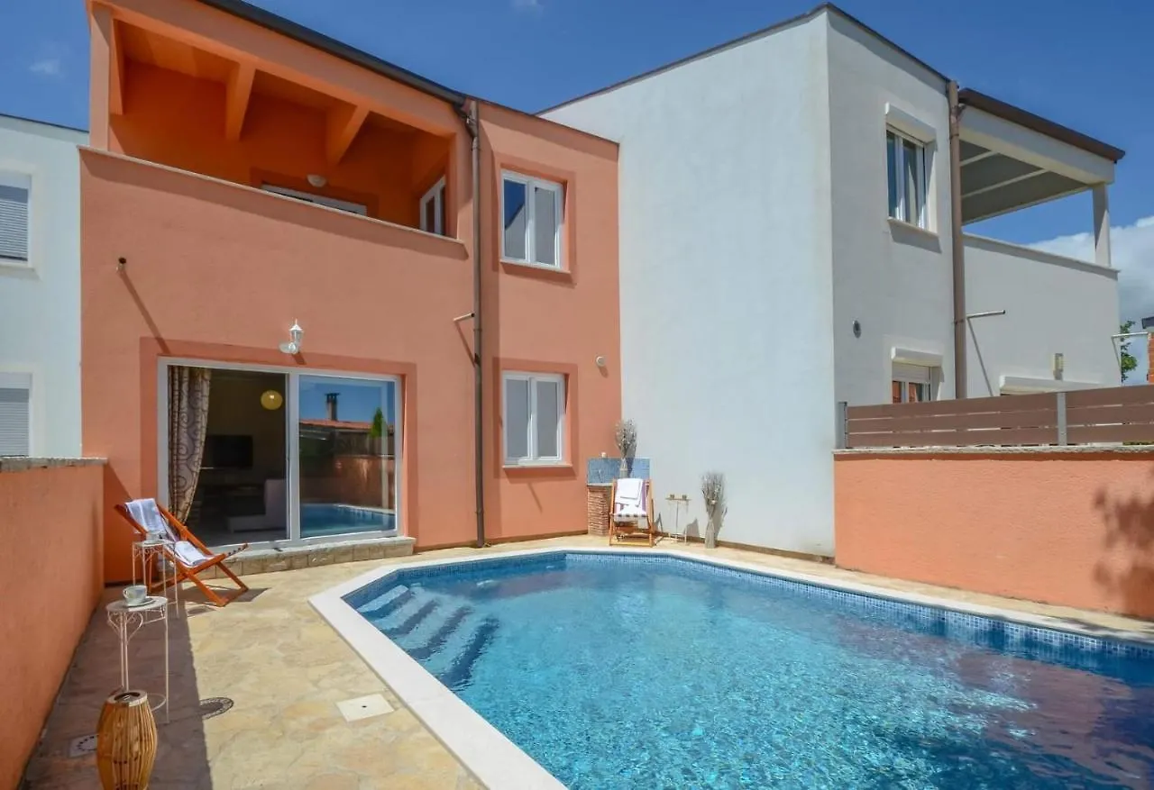 Contatos de Holiday House With Swimming Pool Iva